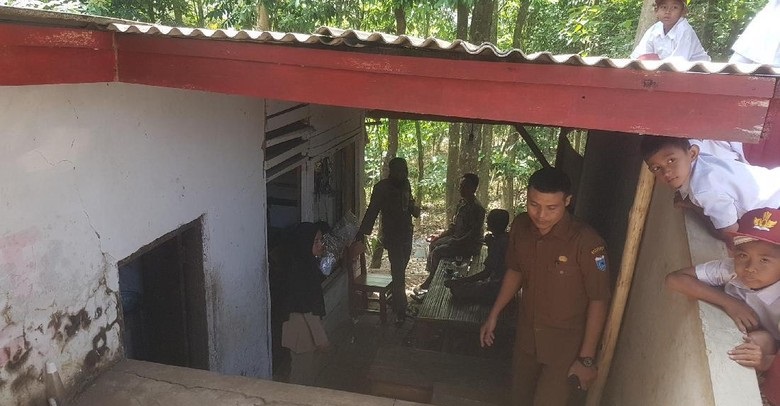 Tinggal di WC SD, Guru Honorer di Pandeglang Bergaji Rp 350 Ribu/Bulan