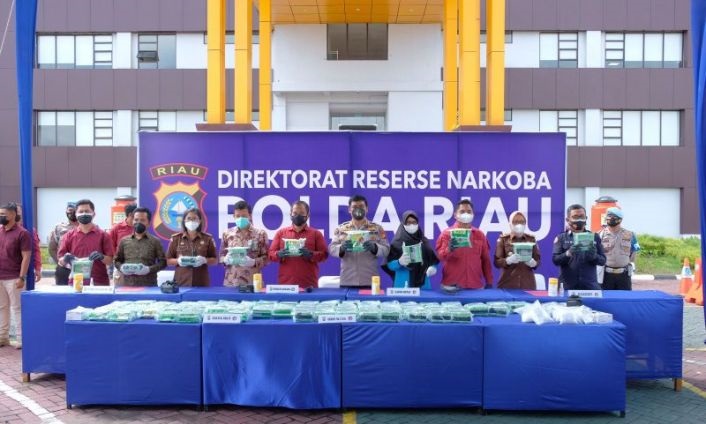 Musnahkan 86 Kg Sabu, Polda Riau Tangkap 6 Orang Kurir dan Bandar Jaringan Internasional