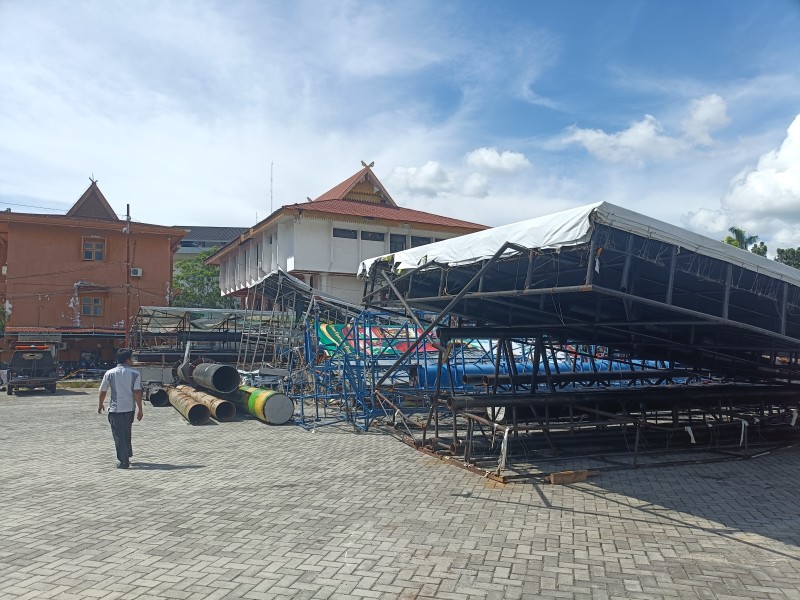 Puluhan Tiang Reklame Ilegal Pekanbaru Dibongkar, Besi Bekas Menumpuk di MPP