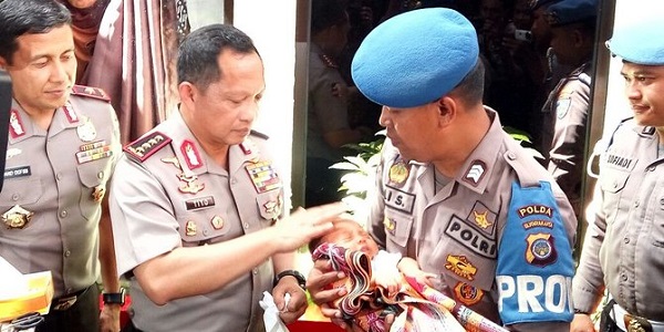 Kapolri potong rambut bayi asuh bernama Tito Karnavian
