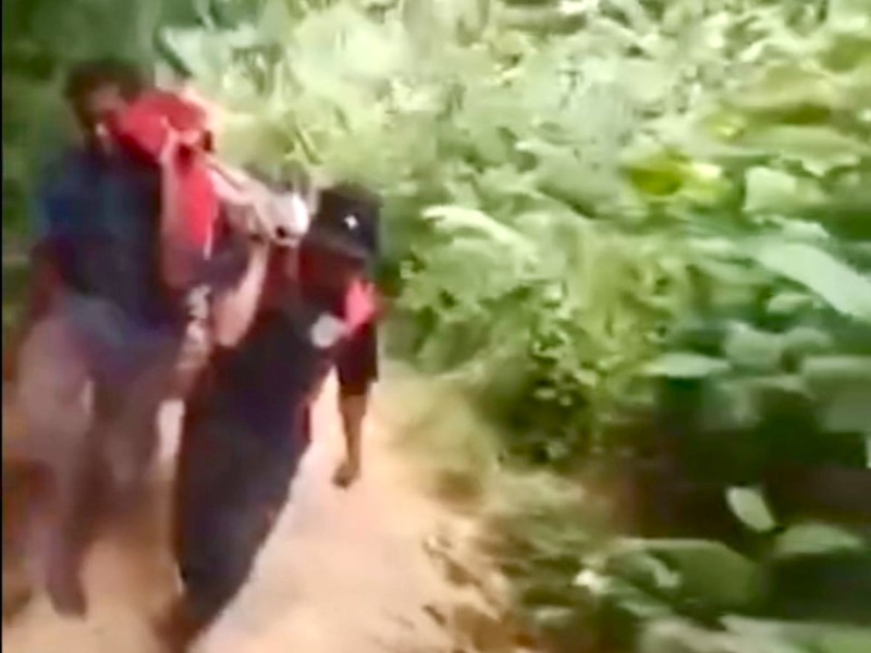 Akses Medis Sulit, Warga Kampar Gotong Pasien Lewati Jalan Berlumpur ke Provinsi Sebelah