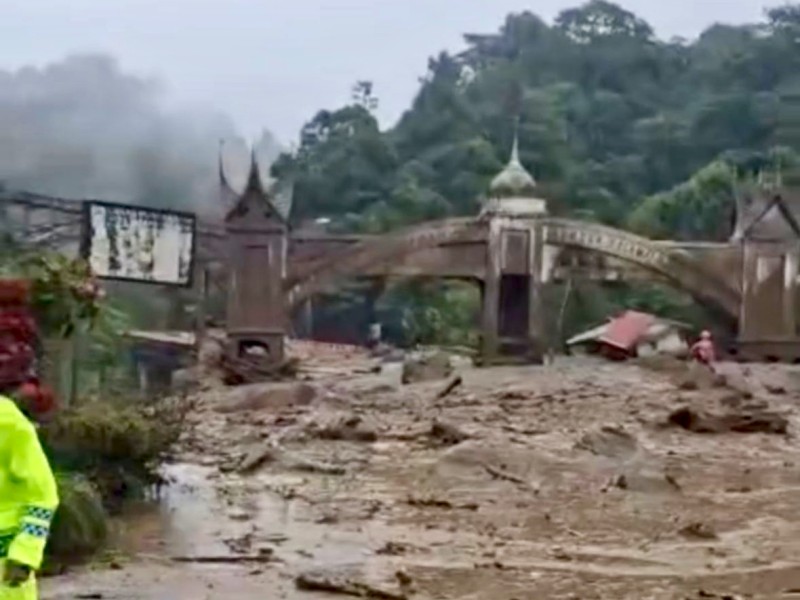 Banjir Bandang (Galodo) Rusak Jembatan Silaiang, Jalan Padang–Padang Panjang Lumpuh
