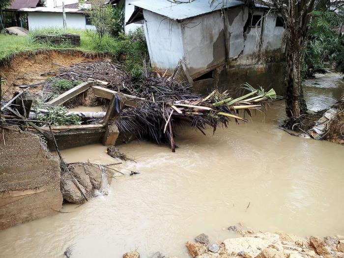 Turap Tak Kunjung Dibangun, Rumah Warga Sekar Mawar Inhu Nyaris Terjun ke Parit