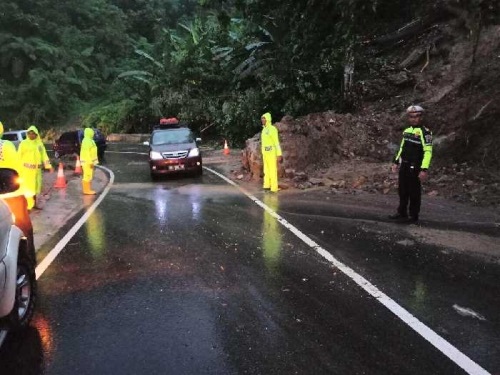 Tidak Ada Pengalihan Arus, Jalan Lintas Riau - Sumbar sudah Bisa Dilewati Pasca Longsor di 50 Kota, 