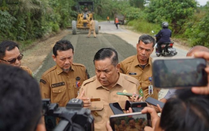 Pemprov Riau Targetkan Perbaikan Jalan Okura–PT SIR Rampung Sebelum Lebaran 2026