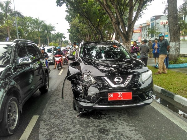 Kecelakaan Beruntun, Mobil Kepala BKD Riau Hancur