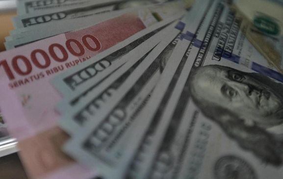 Rupiah Kokoh Rp14.239 per Dolar AS Kena Efek BI dan The Fed