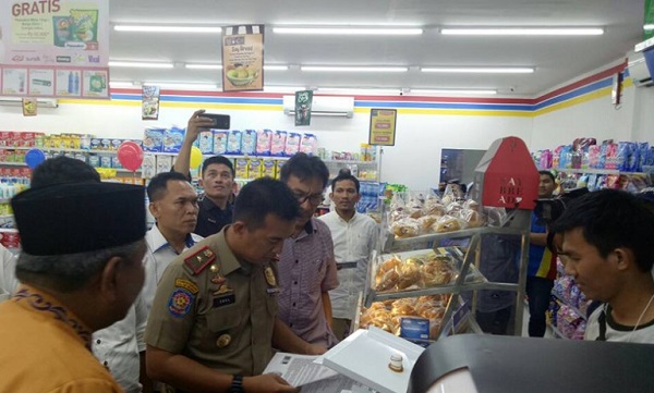 Satpol PP Pekanbaru Tutup Paksa Indomaret Jalan Sumatera