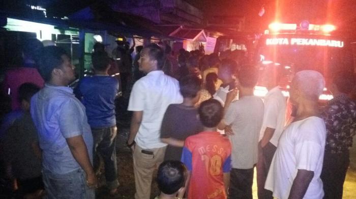 Api Lilin Sambar Bensin, Satu Rumah di Gading Marpoyan Pandau Ludes Terbakar