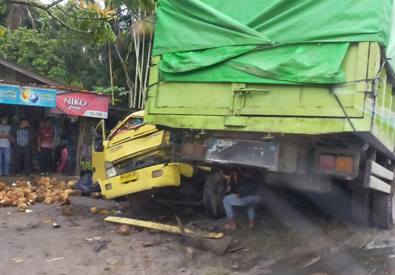 Dua Truk Besar Beradu di Pelalawan, Satu Ringsek