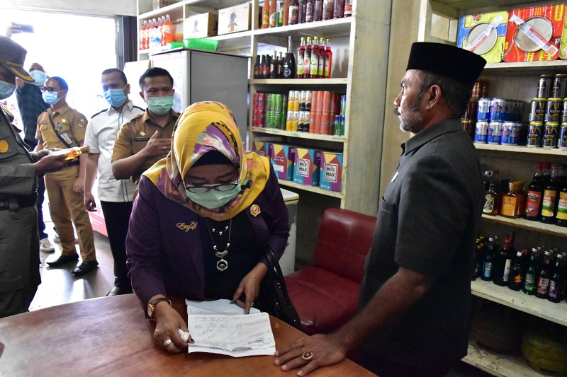 Komisi II DPRD Pekanbaru Sidak Toko dan Gudang Miras, Ditemukan Miras Kadaluarsa