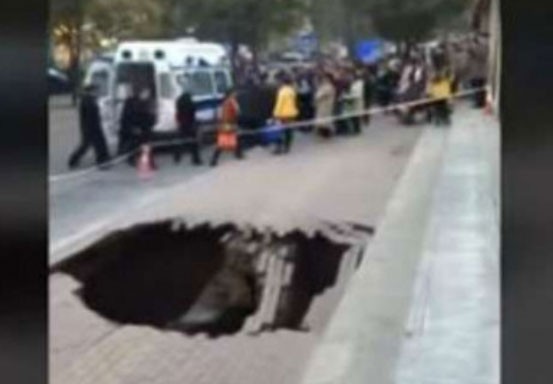 Lubang Besar di Jalan Raya 'Telan' Bus dan Pejalan Kaki, 6 Orang Tewas