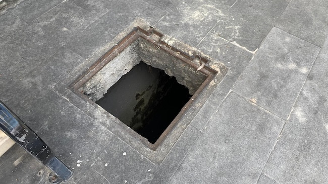 Besi Penutup Drainase Hilang di Depan MPP Pekanbaru, Pejalan Kaki Terancam Bahaya