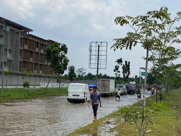 Pemprov Riau Siapkan Solusi Permanen untuk Jalan Sudirman Ujung yang Kerap Banjir