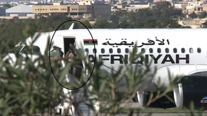 Video Pesawat Libya Dibajak hingga Dipaksa Mendarat dan Penumpang Dibebaskan