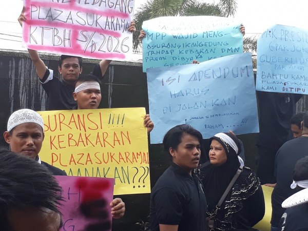 Ratusan Pedagang Pasar Plaza Sukaramai Demo di Pengadilan Negeri Pekanbaru