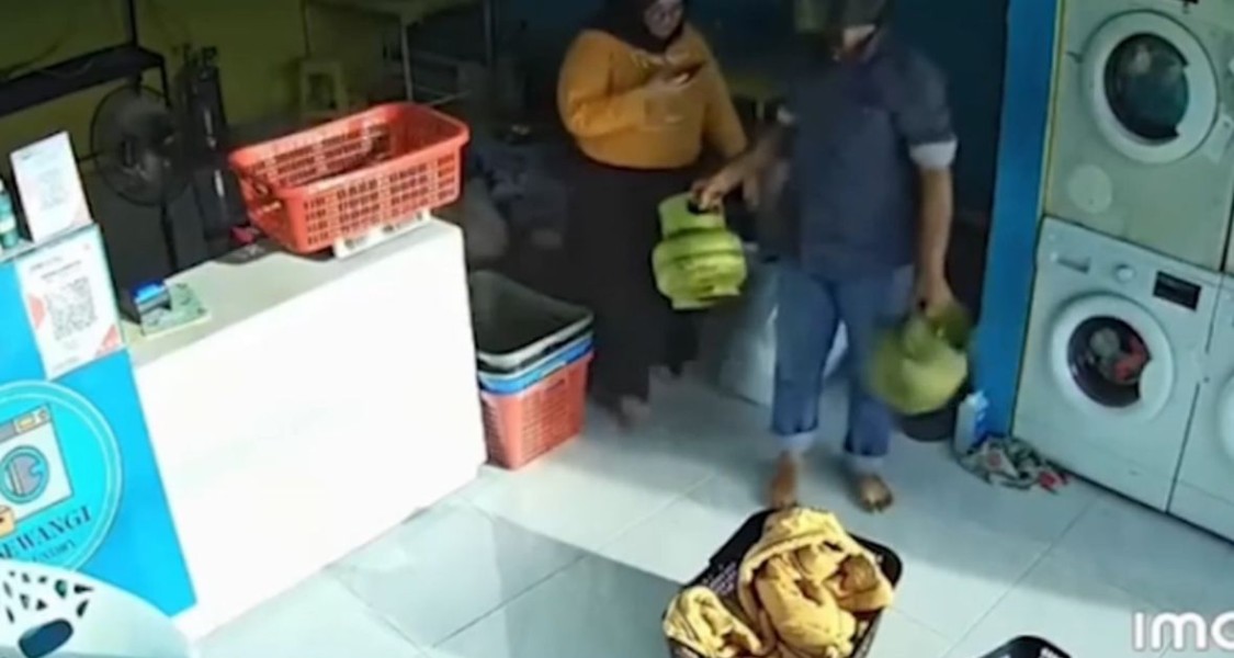 Terekam CCTv, Pencuri Bawa Kabur Tabung Gas Laundry dengan Modus ‘Bos Suruh Ambil’