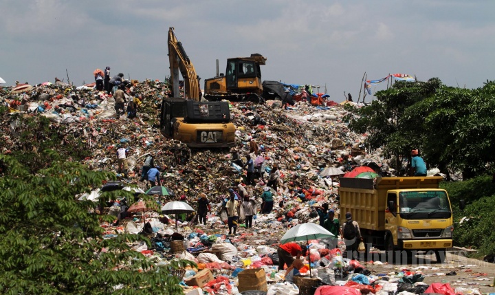 Nekat! Puluhan Pemulung ''Adu Nyawa''Demi Rongsokan di TPA Pekanbaru
