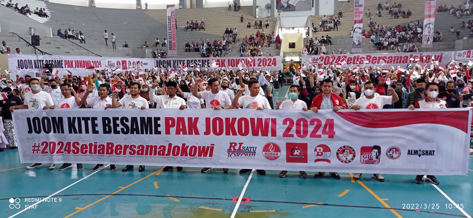 Ribuan Relawan Jokowi di Pekanbaru Berkumpul di GOR Hall Rumah Menyerukan Kesetiannya
