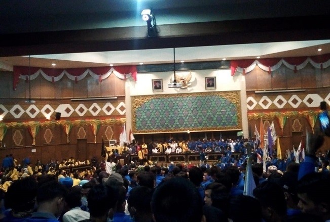 Mahasiswa Bacakan Tuntutan Soal Kabut Asap di Depan Anggota DPRD Riau