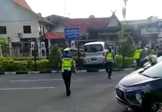 Hilang Kendali, Pengemudi Honda Freed Tabrak Pagar Pembatasan Jalan Sudirman