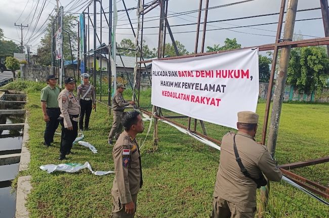 Spanduk Tolak Hasil Pilkada Siak Bermunculan, Suhu Politik Siak Memanas
