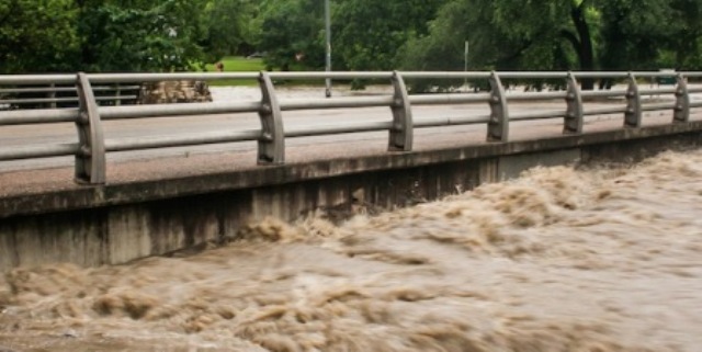 Dua Pengendara Sepeda Motor Terseret Banjir di Jembatan Besi Koja