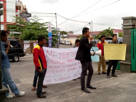 Aliansi Pemuda Teriakan Nama Irwan Nasir di PN Pekanbaru