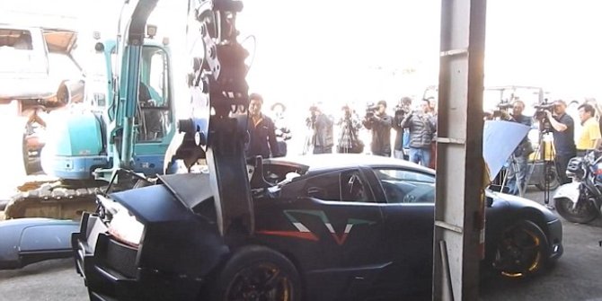 VIDEO : Mobil Lamborghini Seharga Rp. 4,5 M Dihancurkan, Ini Penyebabnya