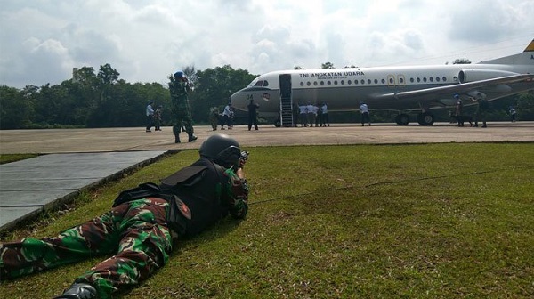 Jet Tempur F16 Lanud Roesmin Nurjadin Turunkan Paksa 1 Unit Pesawat Tak Dikenal di Pekanbaru