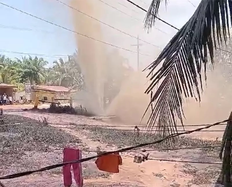 Heboh! Pipa Minyak PHR Bocor di Rohil, Minyak Memancur Deras, Jalan Licin!