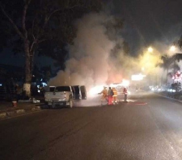 Mobil Terbakar di Jalan Sudirman, Lalu Lintas Macet