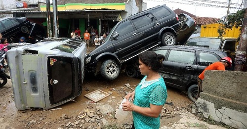 Arus Banjir Seret Banyak Mobil, Ini Hitung-hitungan Matematisnya