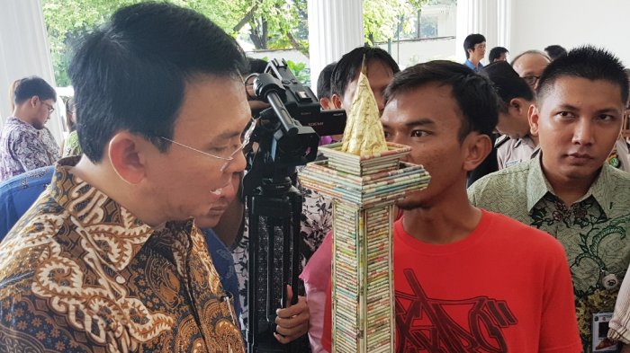 Ingin Jadi Pasukan Oranye, Reja Beri Miniatur Monas Untuk Ahok