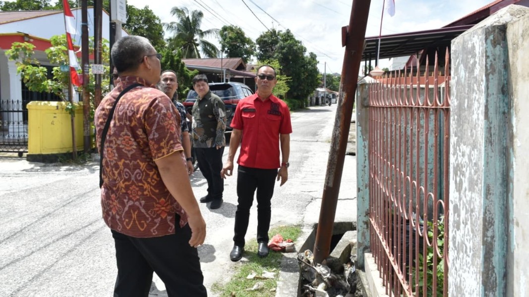 Aneh! Tiang Provider Berdiri di Dalam Parit, DPRD Pekanbaru Murka