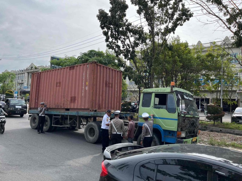 Langgar Jam Masuk Kota, Puluhan Truk Tronton Disuruh Putar Balik di Pekanbaru
