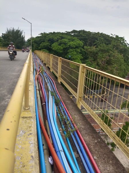 Kabel Semrawut di Jembatan Siak I: Hak Pejalan Kaki Dirampas, Nyawa Dipertaruhkan!