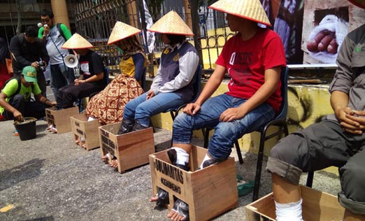 Lima Pendemo Lakukan Aksi Semen Kaki di Pekanbaru