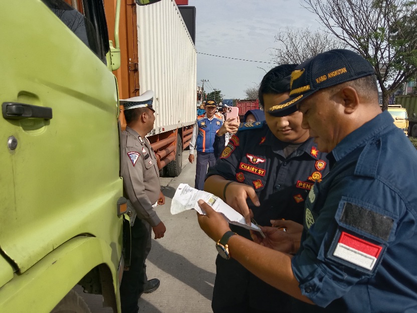 Dishub Pekanbaru dan Ditlantas Tindak 48 Kendaraan ODOL di Jalan Soekarno-Hatta