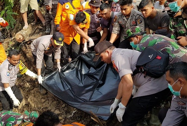 Dua Korban Tanah Longsor di Rohul Ditemukan Tertimbun di Bawah Tumpukan Kayu Besar