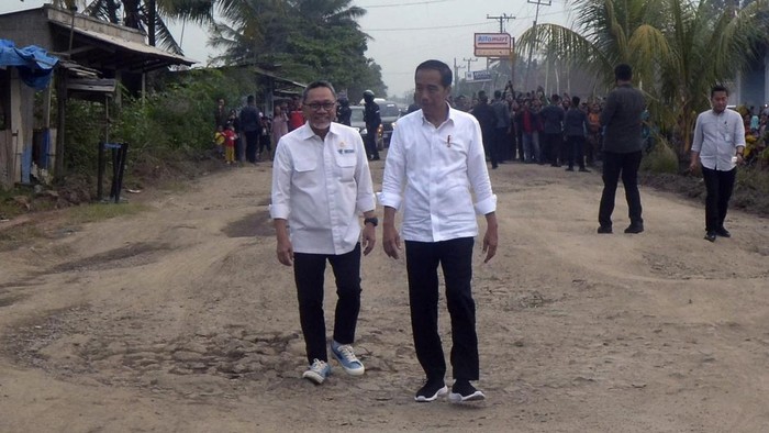 Ini Alasan Jokowi Pilih Lewat Jalan Rusak, Padahal Jalan Bagus Sudah di Siapkan Pemrov Lampung
