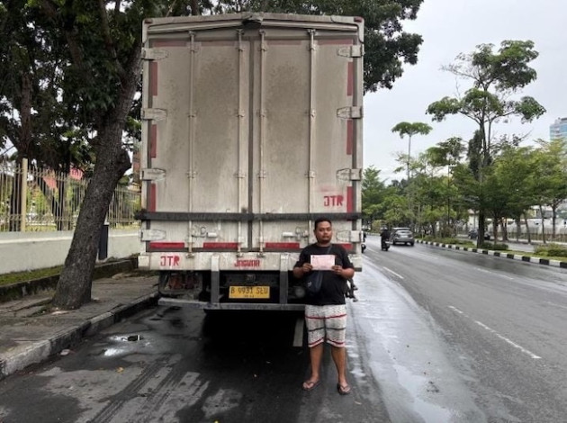 Truk Bertonase Besar Nekat Masuk Kota Pekanbaru, Sopir Langsung Ditilang Dishub