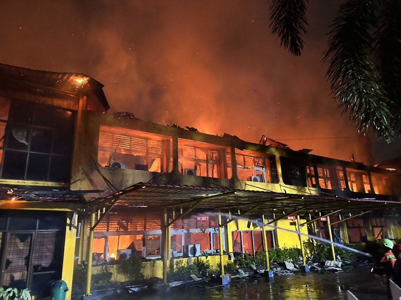 Korsleting Diduga Penyebab Kebakaran Kantor Disnakertrans Riau di Pekanbaru