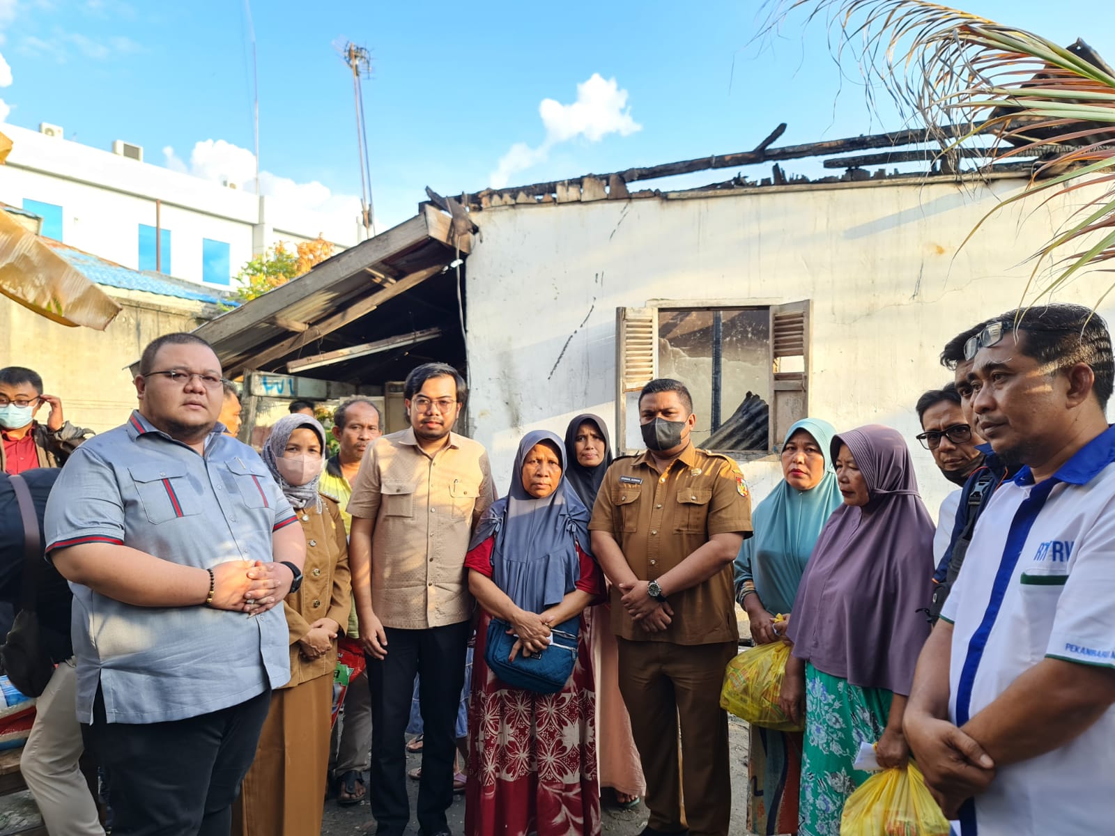 Pimpinan DPRD Ginda Burnama Beri Bantuan ke Korban Kebakaran Kampung Dalam