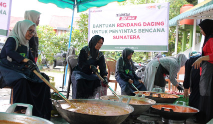 Dompet Dhuafa dan Jamaah Masjid Al-Anshor Salurkan 150 Kg Rendang untuk Penyintas Bencana Aceh Tamiang