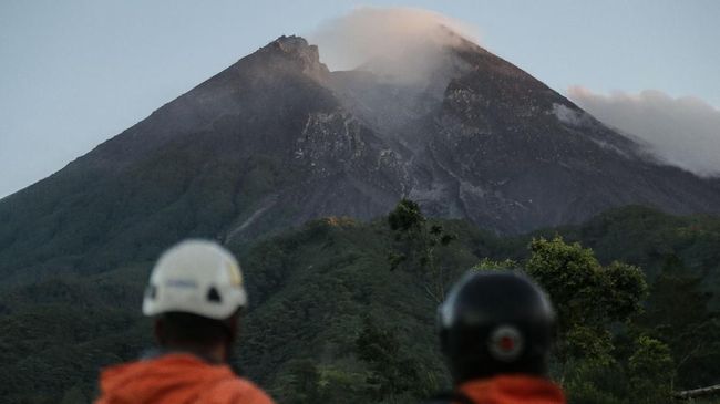 Gunung Merapi Muntahkan Guguran Awan Panas Hingga 950 Meter