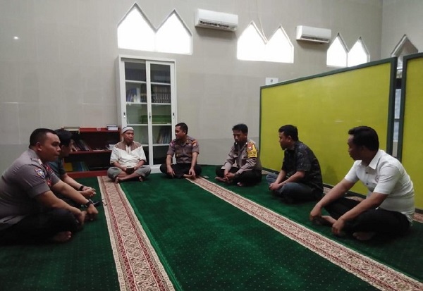 Aksi 'Polisi Bersepatu' Masuk Masjid yang Dikecam hingga Diperiksa Propam