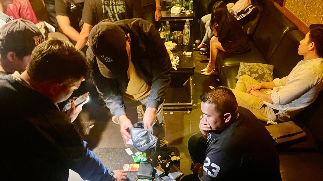 Tiga Pemuda Konsumsi Narkoba di DPOIN Pekanbaru, Satu Kabur Tinggalkan Tas Berisi STNK