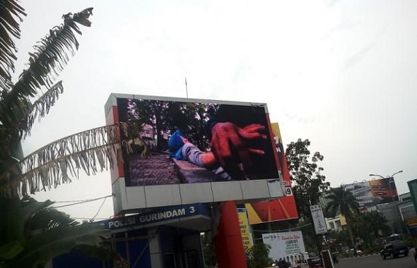 Warga Keluhkan 'Iklan Jambret' di Videotron Simpang Tiga Pekanbaru