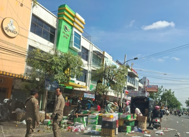Pasar Tumpah di Pekanbaru Masih Beroperasi Melebihi Batas Waktu, Pengendara Mengeluh
